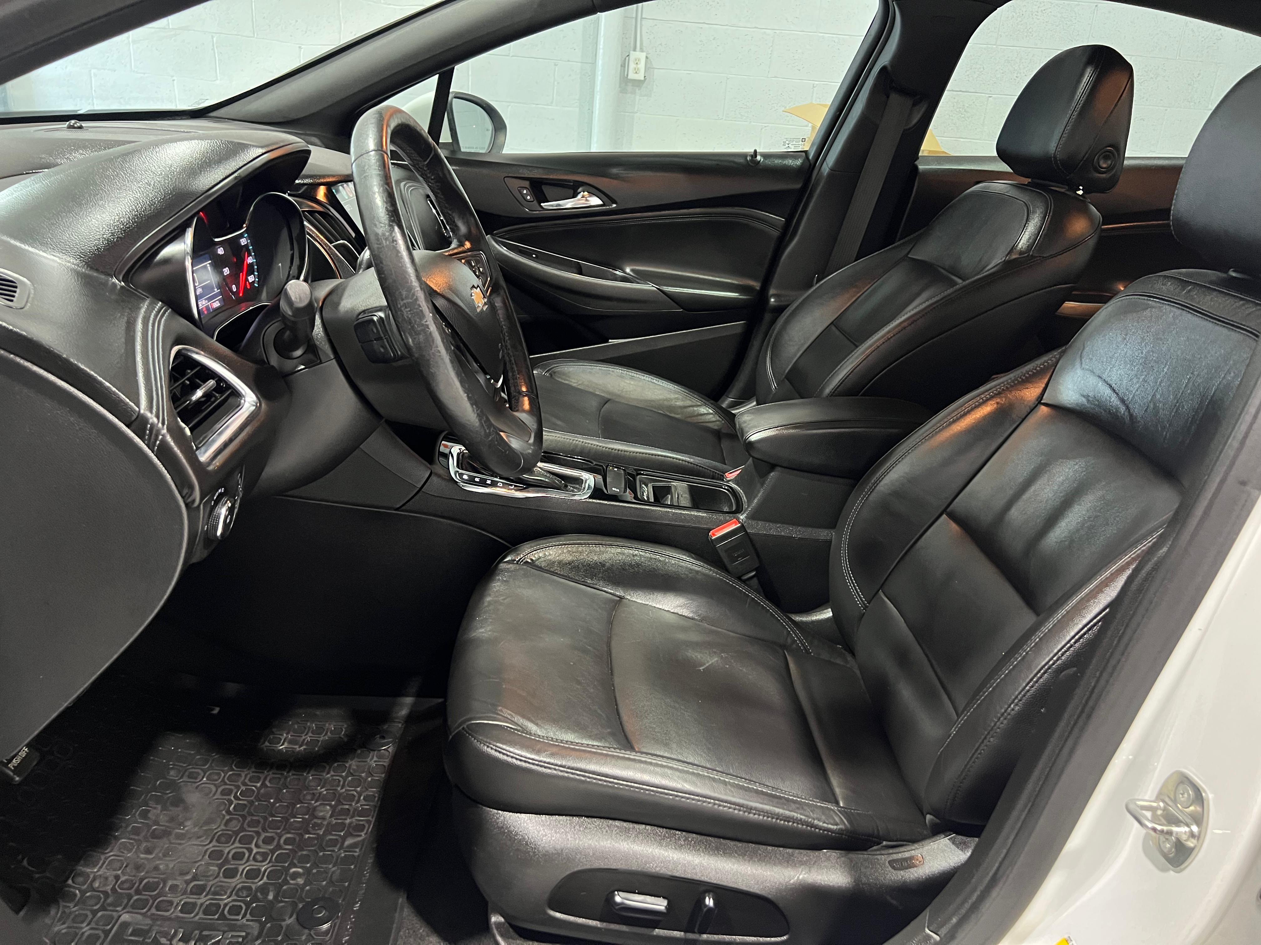 Used 2018 Chevrolet Cruze Premier FWD image 9
