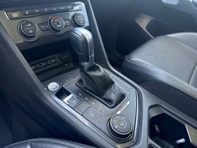Used 2018 Volkswagen Tiguan SEL AWD/4WD image 27