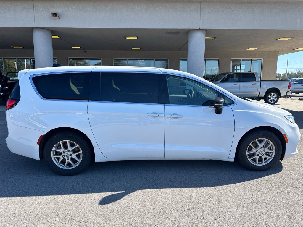 Used 2024 Chrysler Pacifica Touring-L FWD image 4