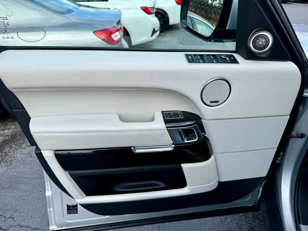 Used 2015 Land Rover Range Rover Supercharged image 12