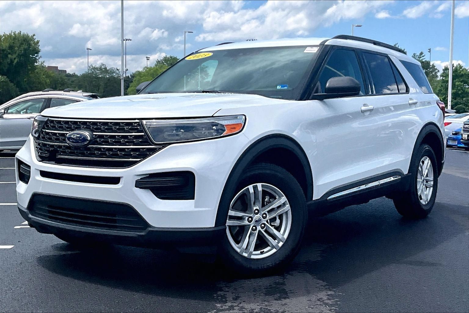 Used 2023 Ford Explorer XLT AWD/4WD image 1