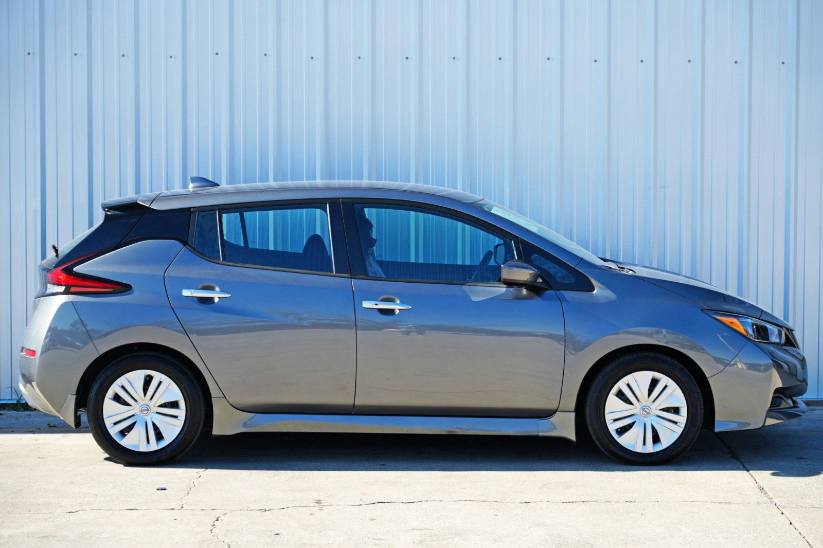 Used 2025 Nissan Leaf S image 46