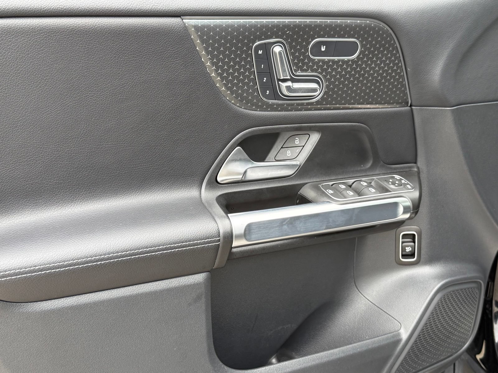 Used 2025 Mercedes-Benz GLB 250 image 23