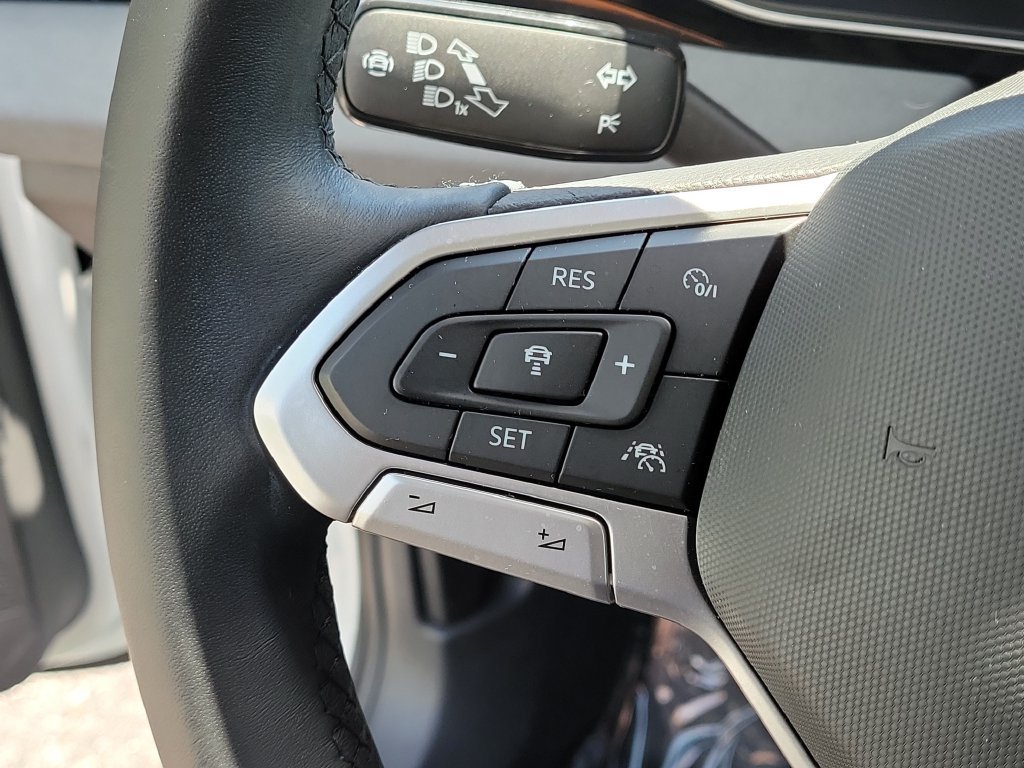 Certified 2025 Volkswagen Jetta SE w/ Sunroof Package FWD image 29