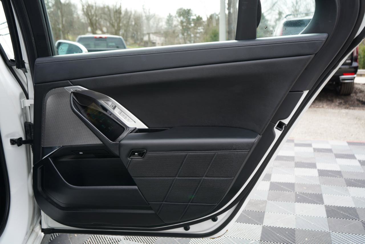 Used 2023 BMW 760i xDrive w/ Executive Package image 59