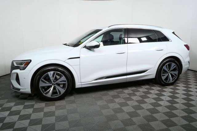 Used 2024 Audi Q8 e-tron Premium Plus image 32