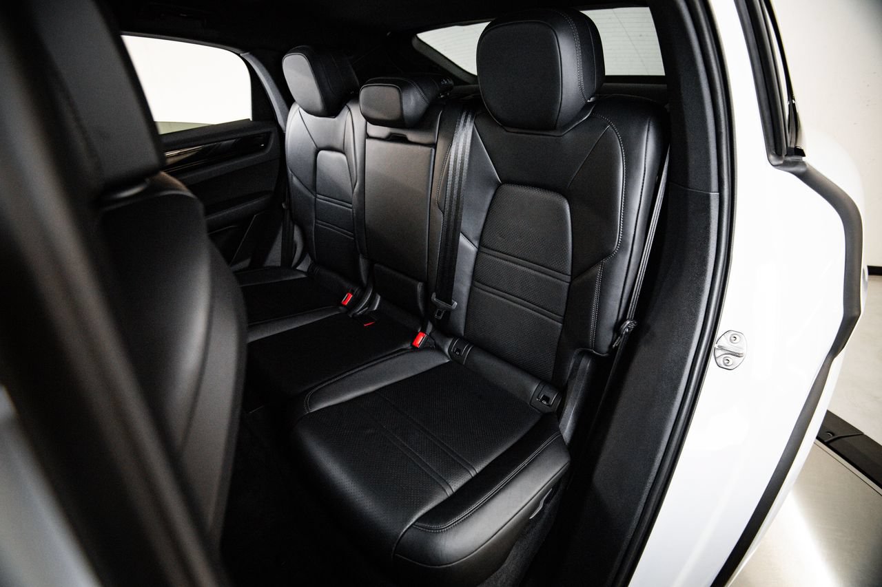 Certified 2023 Porsche Cayenne Coupe AWD/4WD image 24