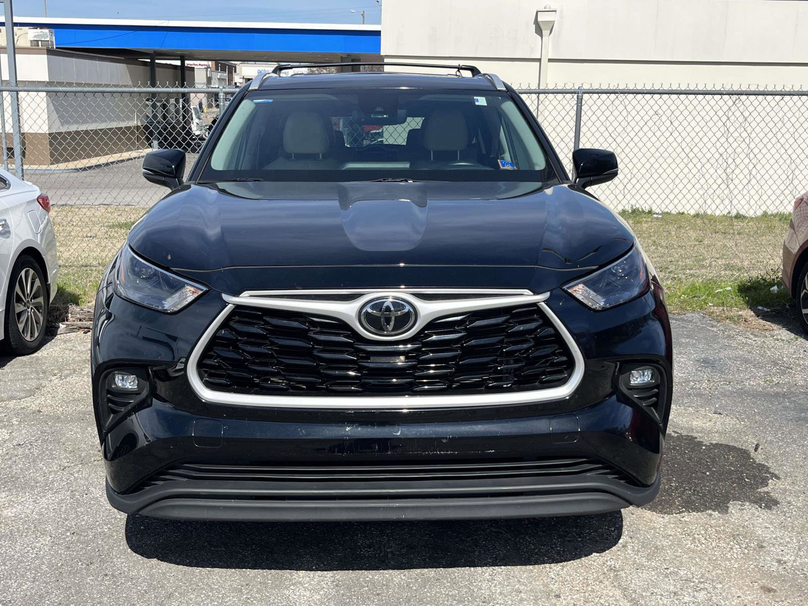 Used 2022 Toyota Highlander XLE image 3