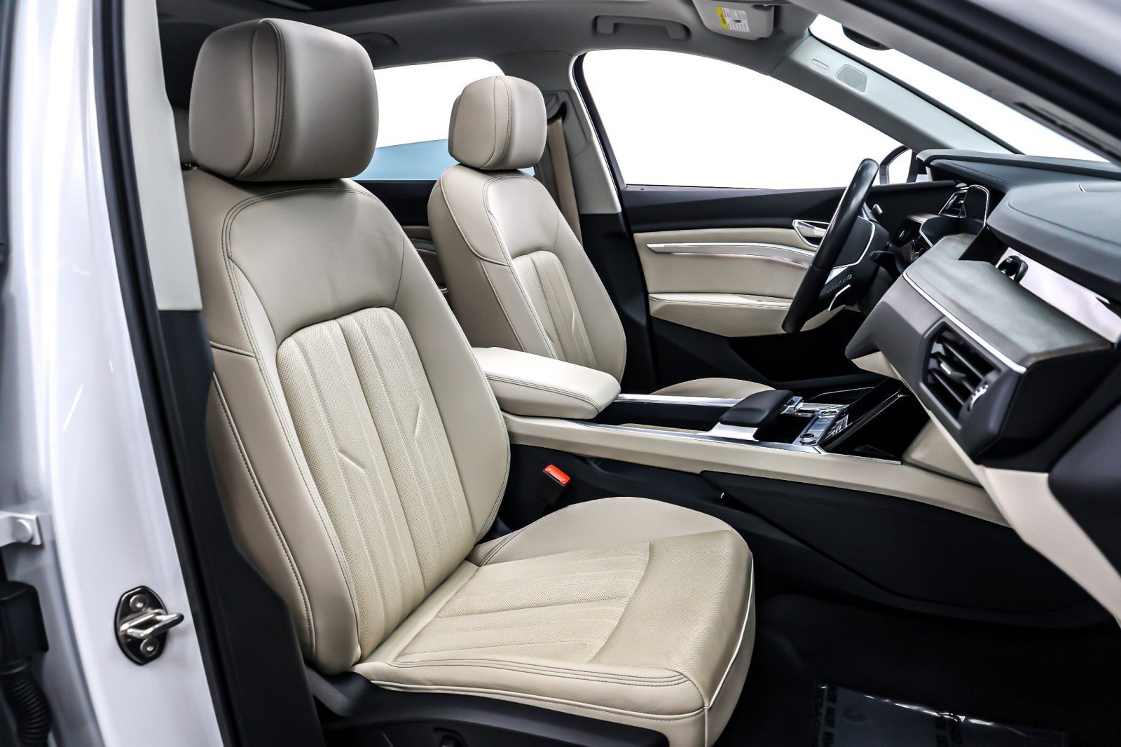 Used 2024 Audi Q8 e-tron Premium Plus w/ Premium Plus Package image 8