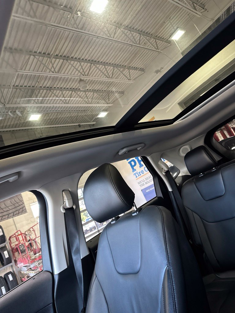 Used 2019 Ford Edge Titanium w/ Cold Weather Package AWD/4WD image 18