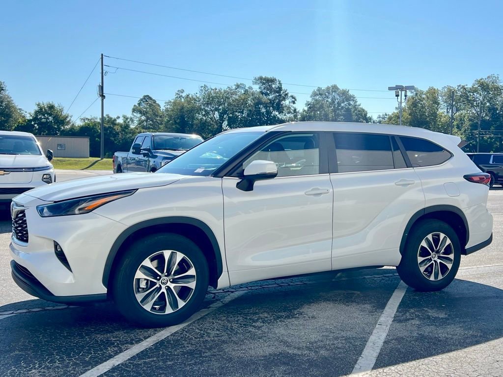 Used 2024 Toyota Highlander XLE image 10