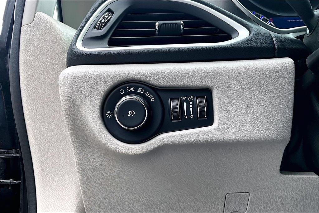 Used 2023 Chrysler Pacifica Touring-L FWD image 16