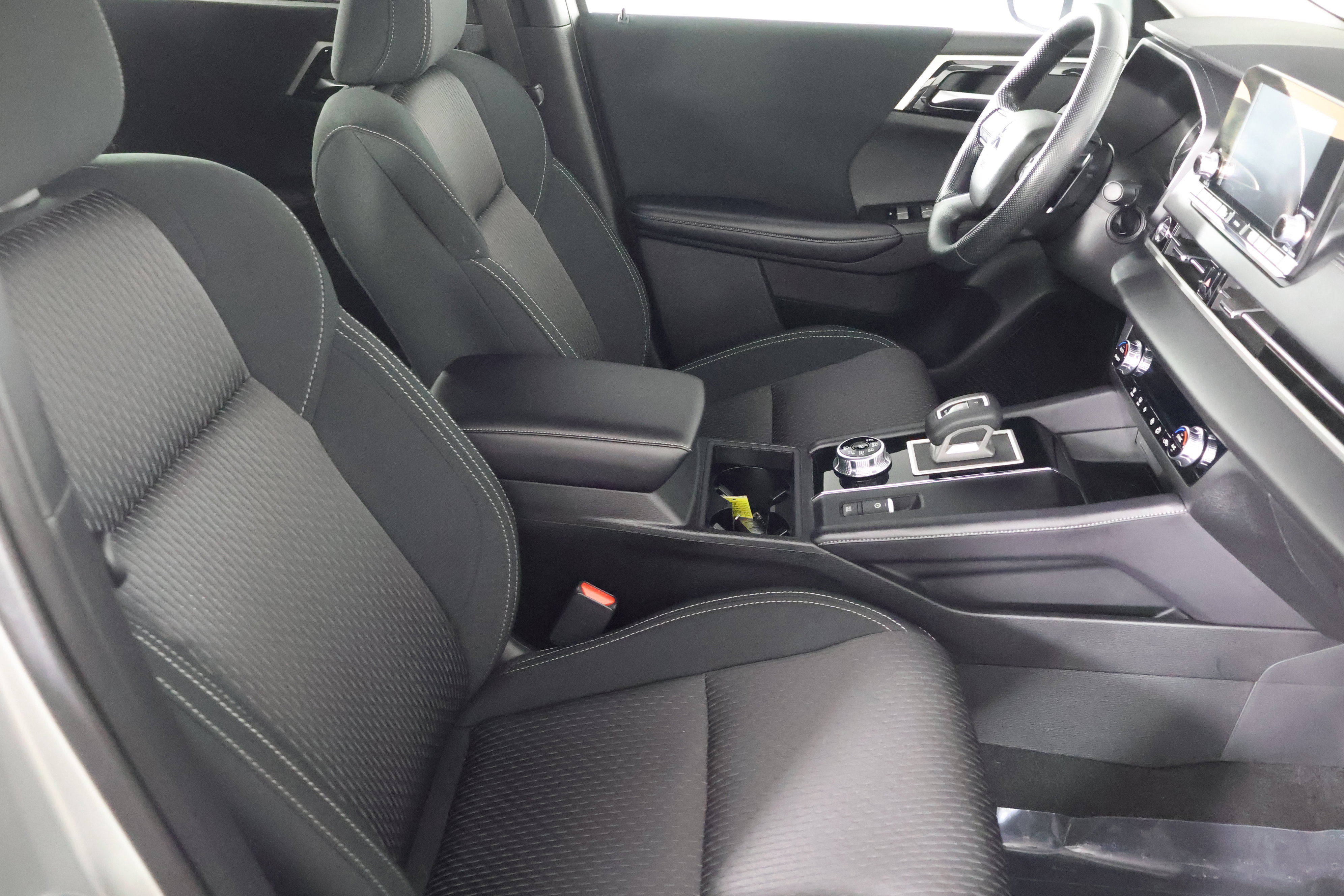 Used 2024 Mitsubishi Outlander ES image 41