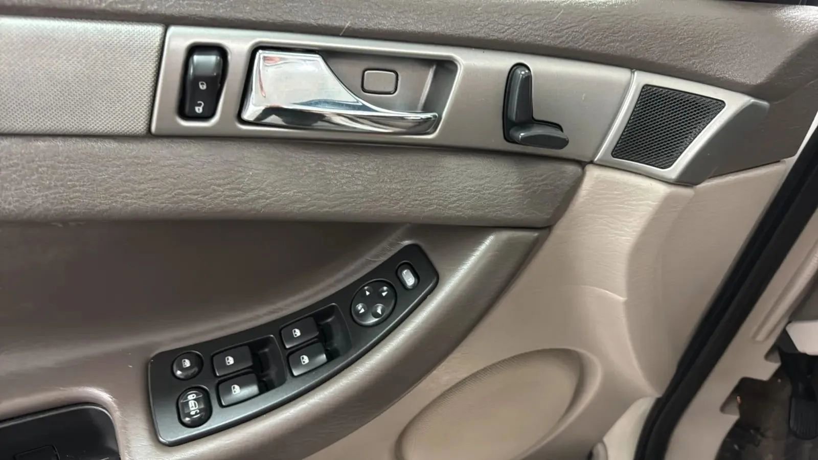 Used 2005 Chrysler Pacifica 2WD image 11
