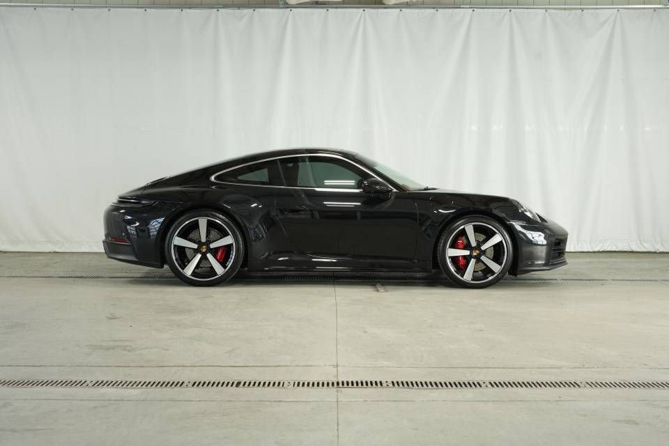 Certified 2025 Porsche 911 Carrera RWD image 8