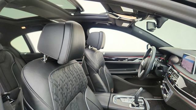 Used 2022 BMW 750i xDrive w/ Executive Package AWD/4WD image 21