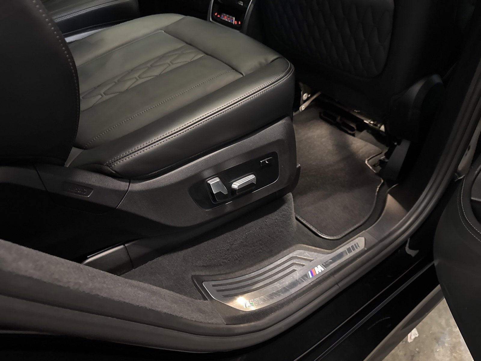 Used 2023 BMW X7 M60i w/ Executive Package image 34