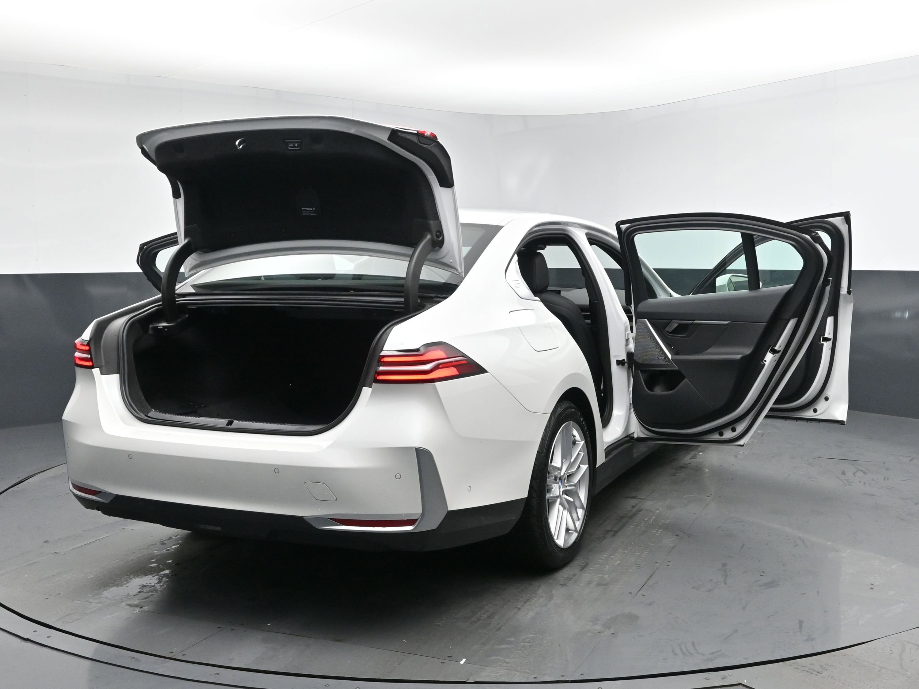 Used 2025 BMW 530i RWD image 29