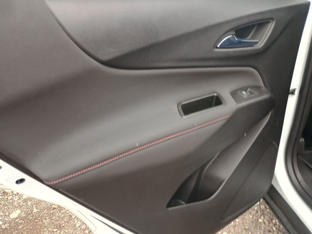 Used 2022 Chevrolet Equinox RS w/ Infotainment Package image 17