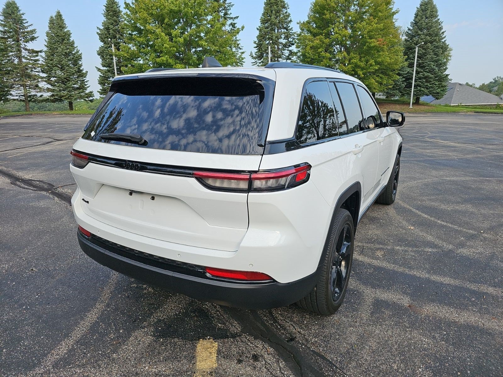 Used 2023 Jeep Grand Cherokee Altitude AWD/4WD image 6