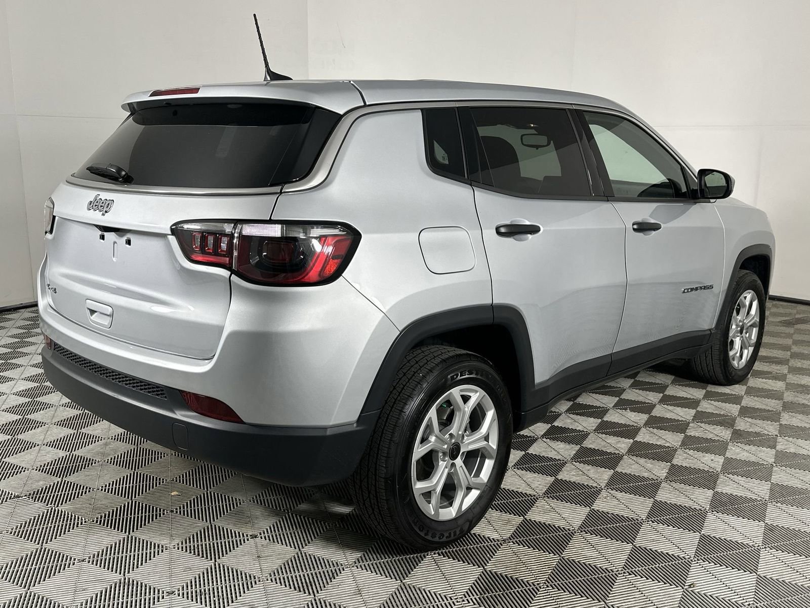 Used 2025 Jeep Compass Sport image 8