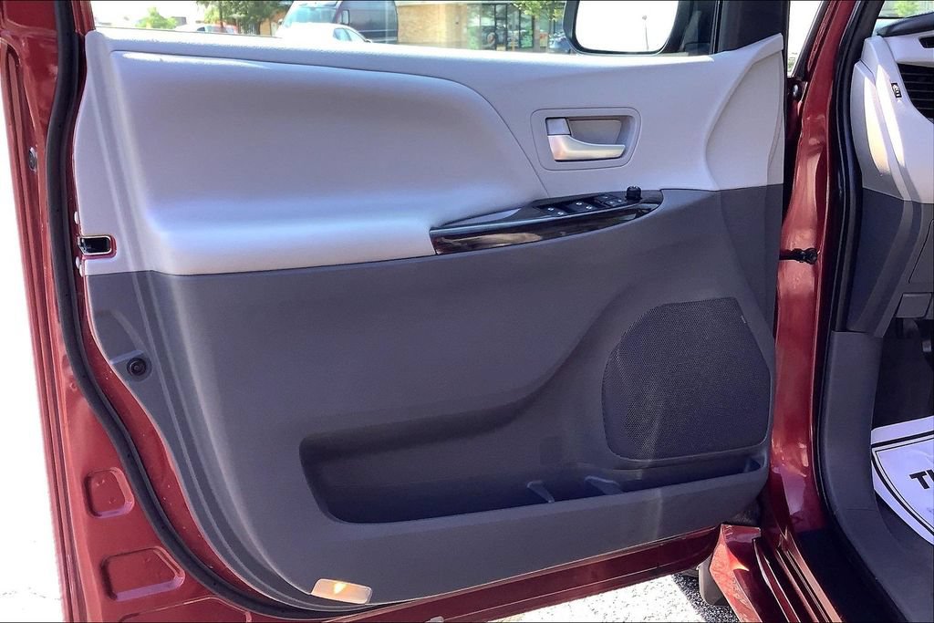 Used 2020 Toyota Sienna XLE FWD image 26