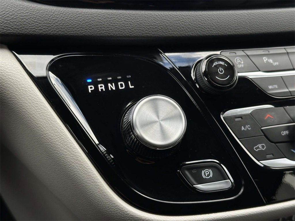 Used 2024 Chrysler Pacifica Touring-L image 6