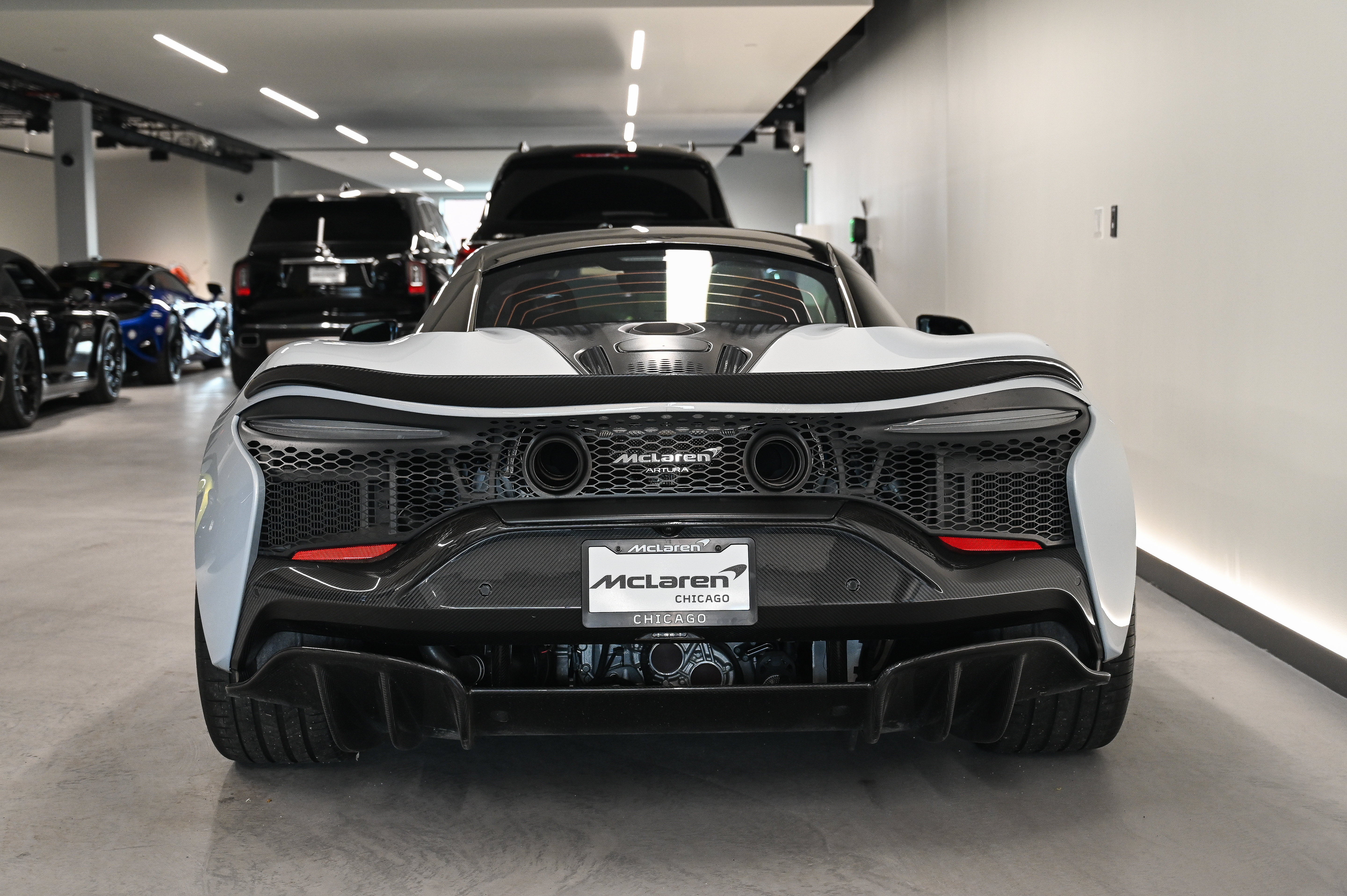 Used 2023 McLaren Artura RWD image 16