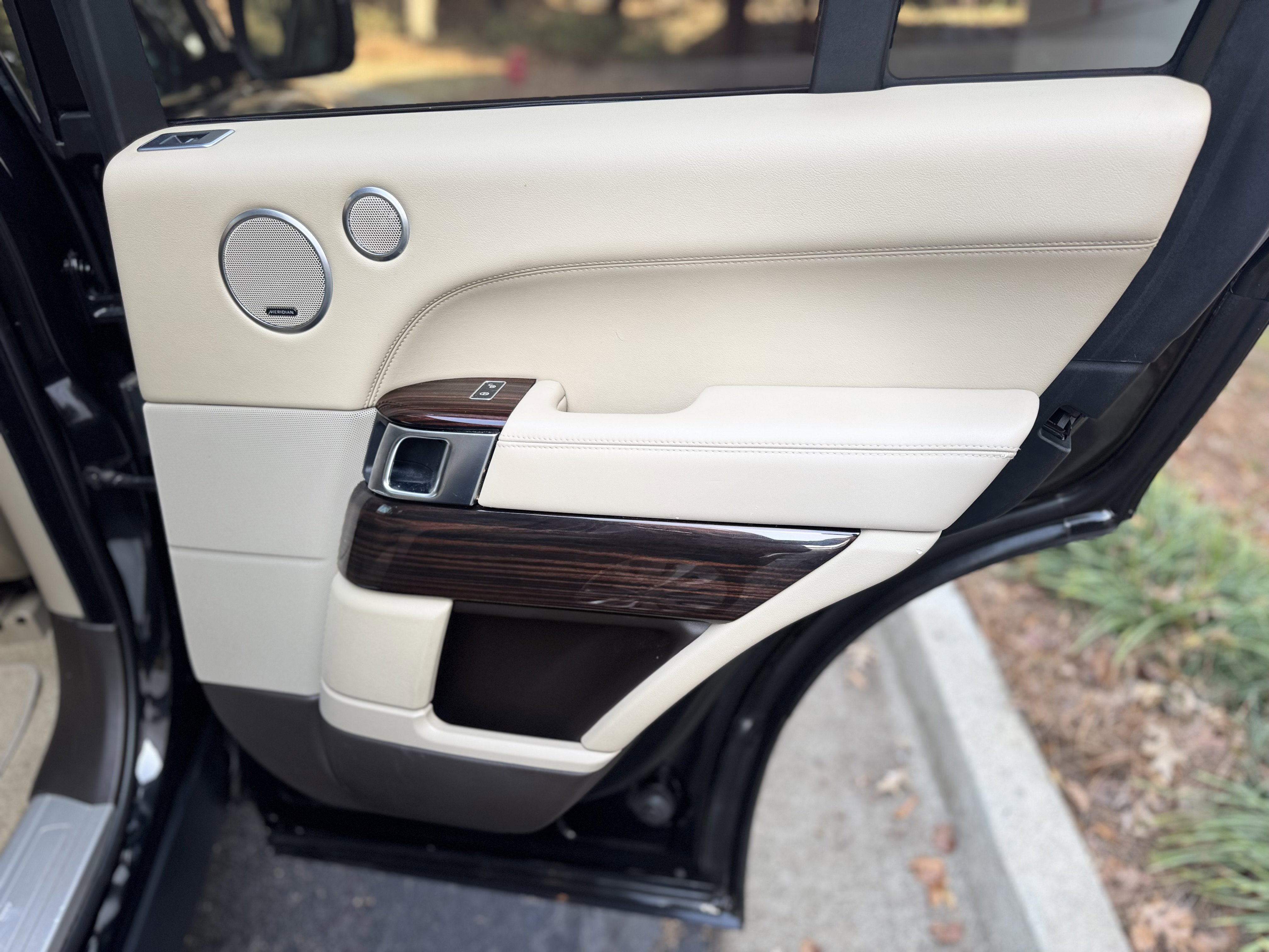 Used 2015 Land Rover Range Rover HSE image 15