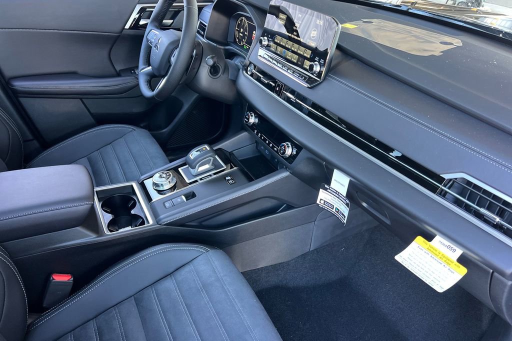 New 2025 Mitsubishi Outlander SE image 17