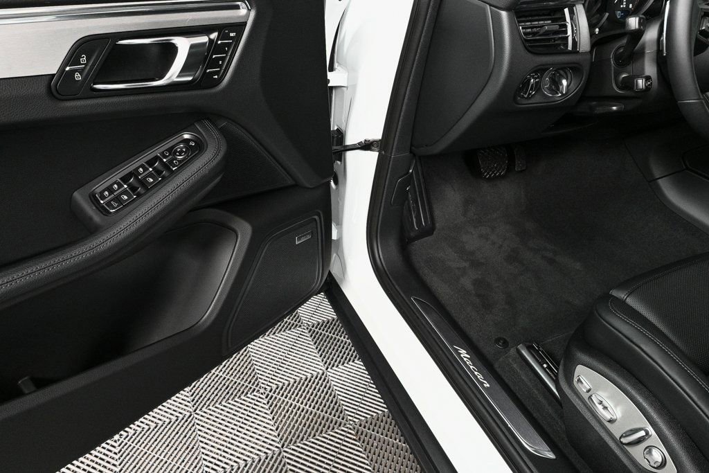 Certified 2026 Porsche Macan AWD/4WD image 8