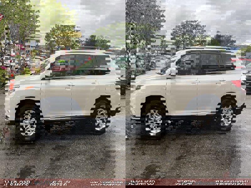 Used 2012 Toyota Highlander SE w/ Tow Pkg image 6