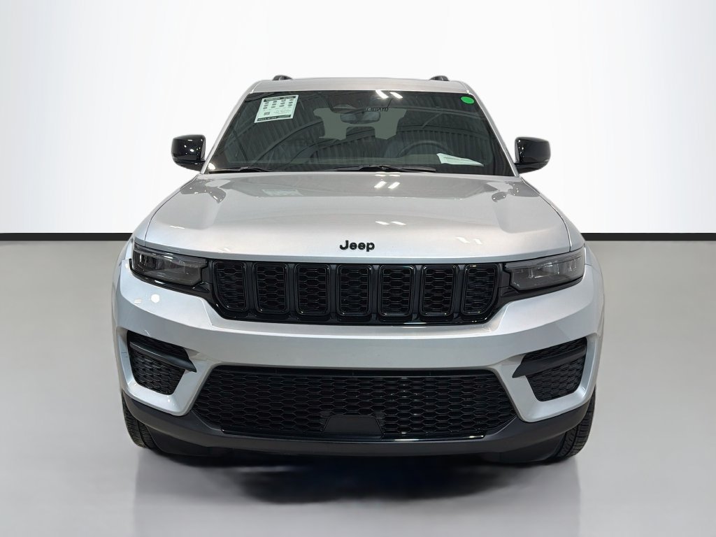 Used 2023 Jeep Grand Cherokee Altitude AWD/4WD image 2
