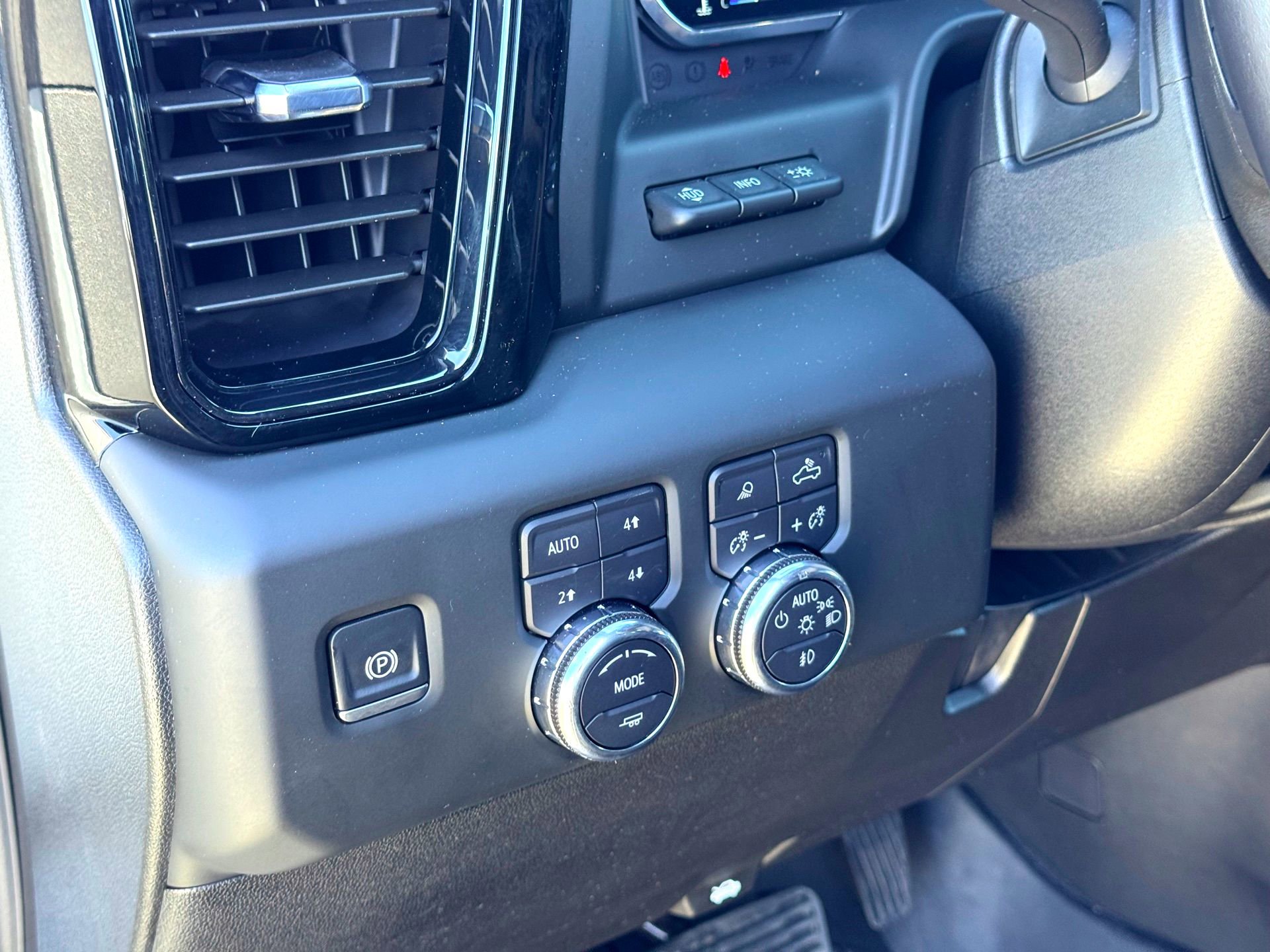 Used 2024 GMC Sierra 2500 AT4X w/ AT4X AEV Edition image 17