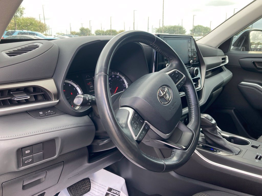 Used 2022 Toyota Highlander LE FWD image 9