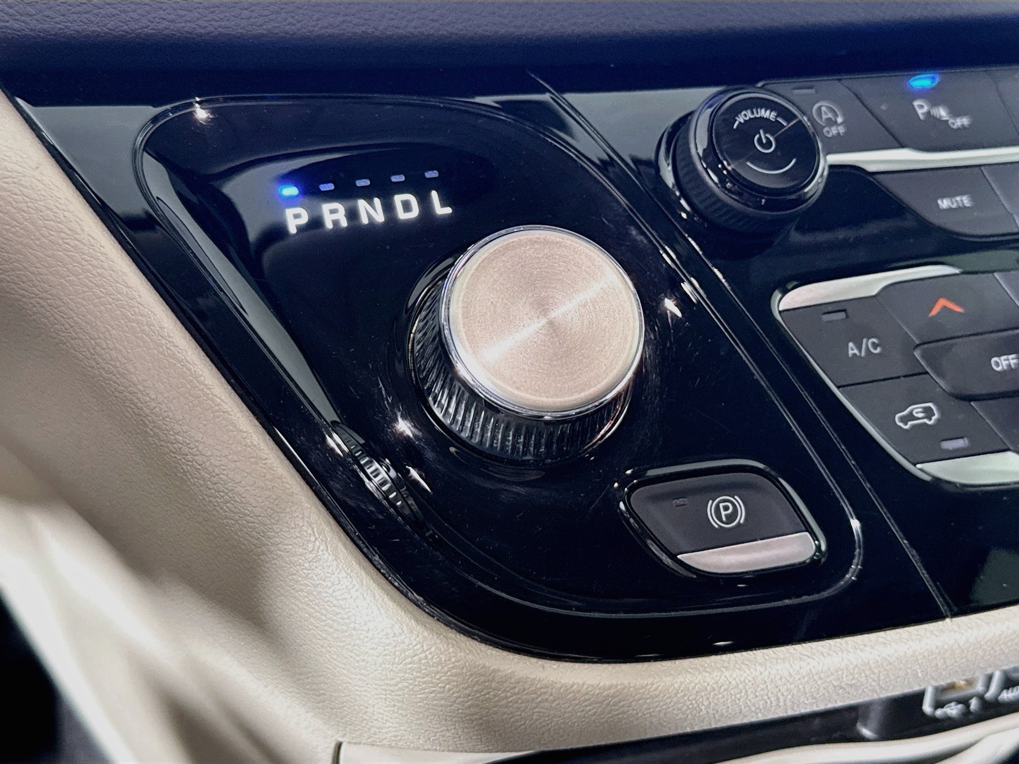Used 2024 Chrysler Pacifica Touring-L FWD image 19