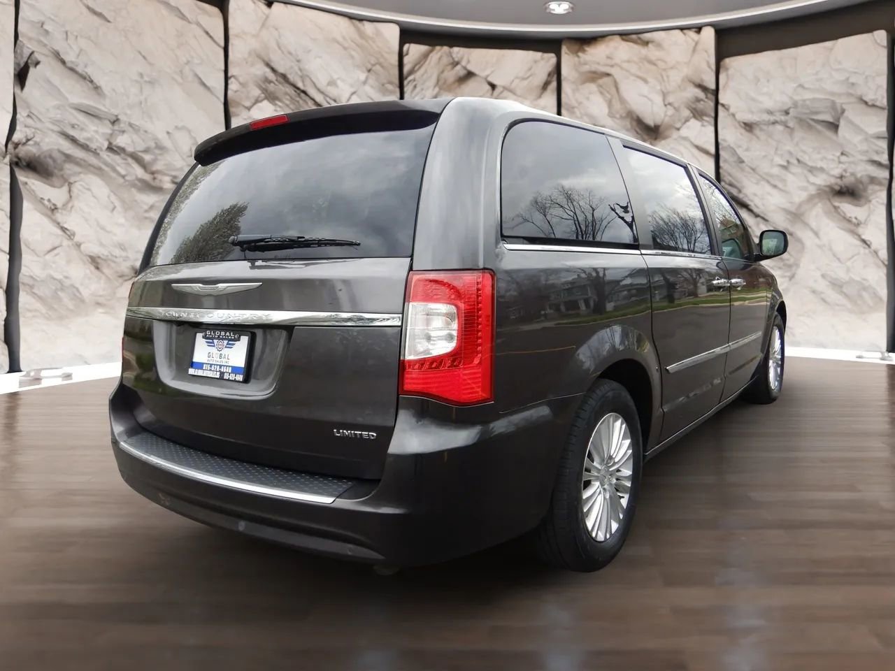 Used 2016 Chrysler Town & Country Limited FWD image 6