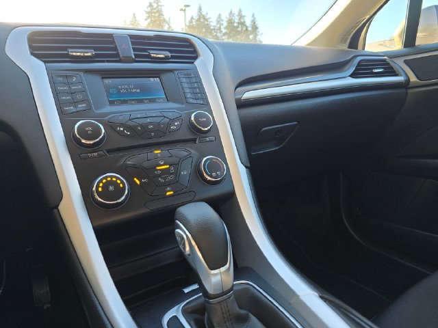 Used 2015 Ford Fusion SE FWD image 33