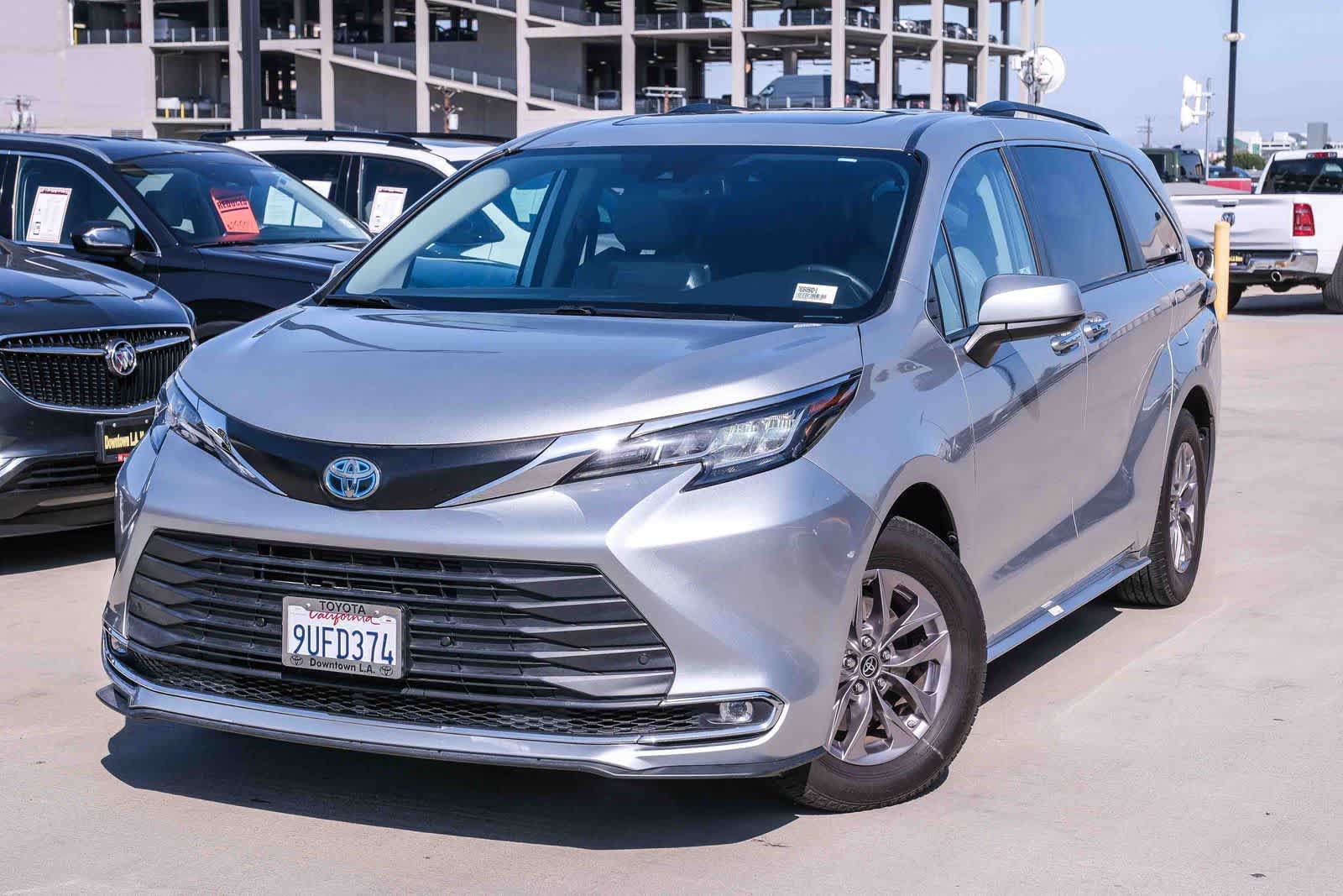 Certified 2023 Toyota Sienna XLE FWD image 1