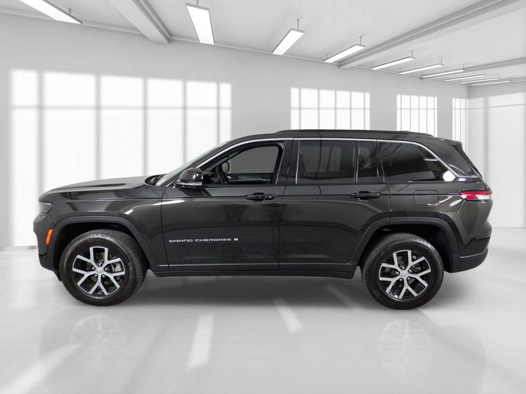 Used 2024 Jeep Grand Cherokee Limited w/ Luxury Tech Group II RWD image 4