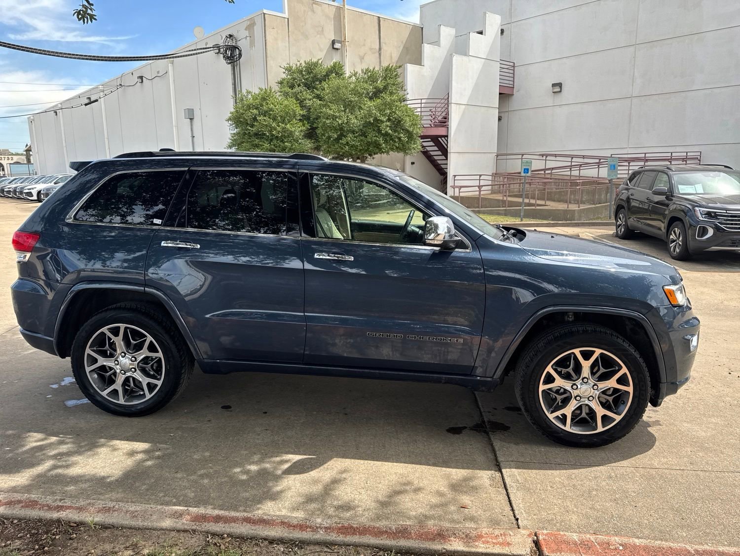 Used 2021 Jeep Grand Cherokee Overland AWD/4WD image 4