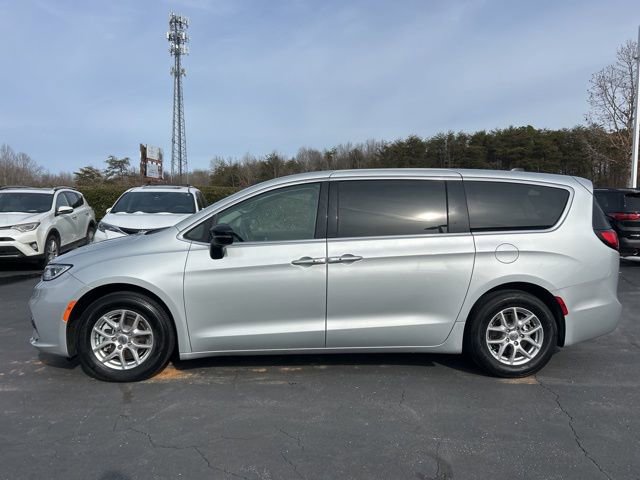 Used 2024 Chrysler Pacifica Touring-L image 10