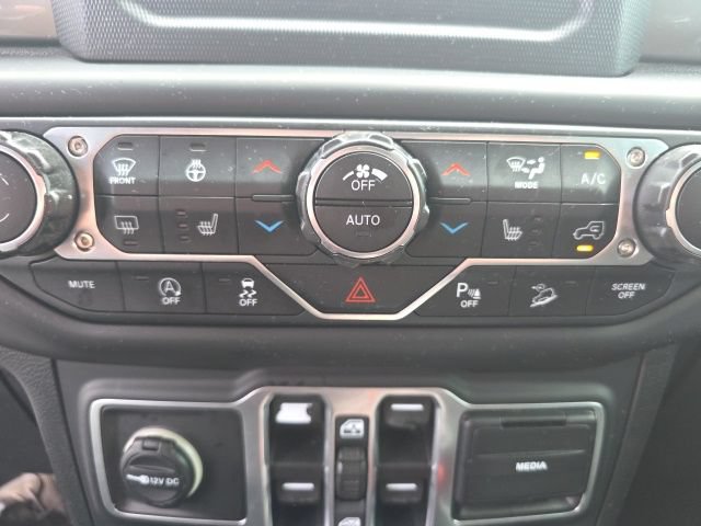 Used 2018 Jeep Wrangler Unlimited Sahara w/ Cold Weather Group AWD/4WD image 5