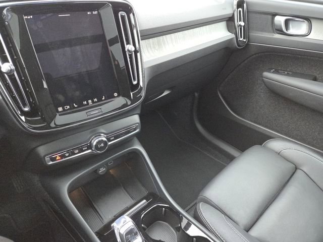 Used 2025 Volvo XC40 B5 Plus image 35
