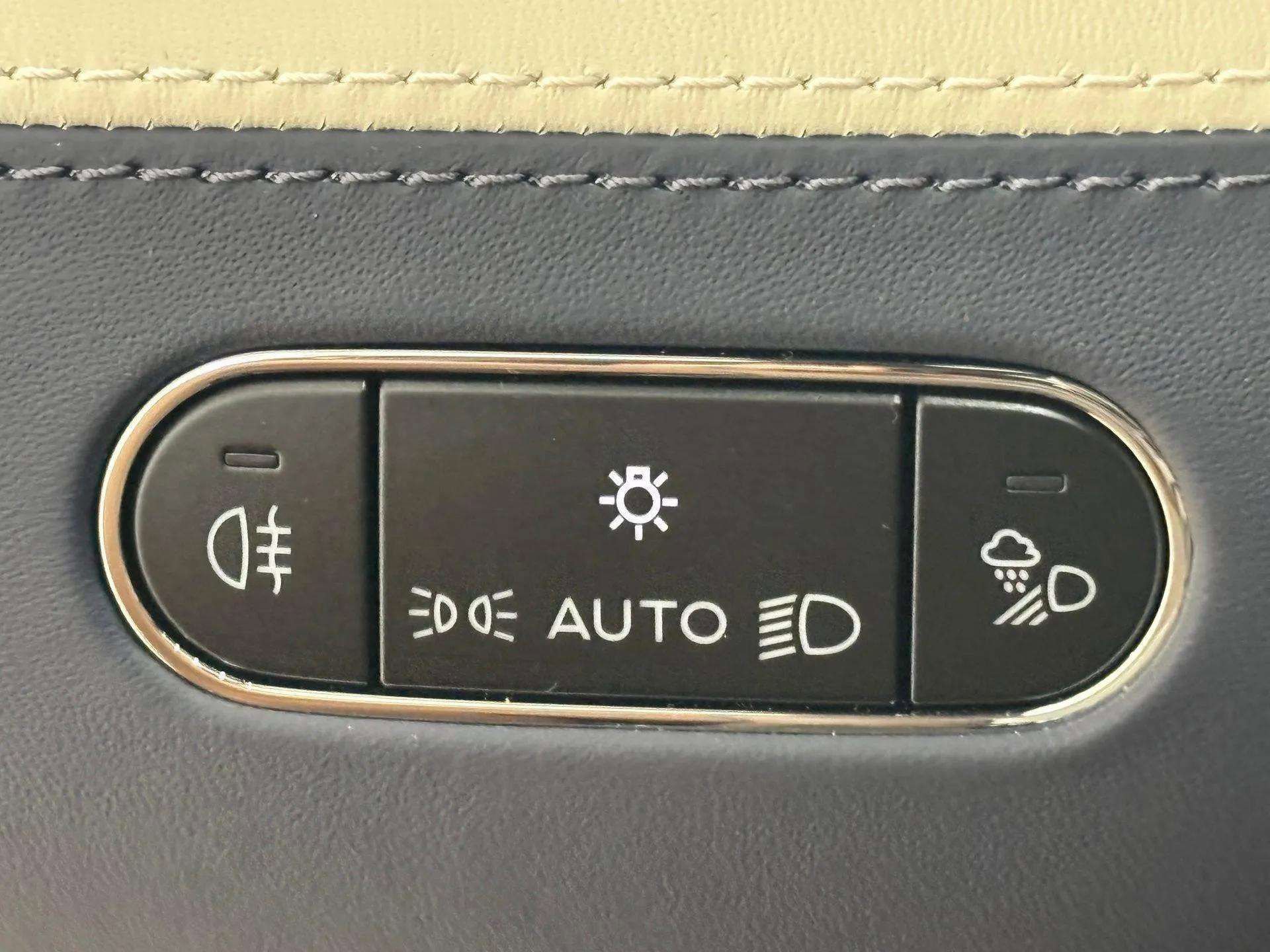 Used 2024 Bentley Bentayga Extended Wheelbase image 16