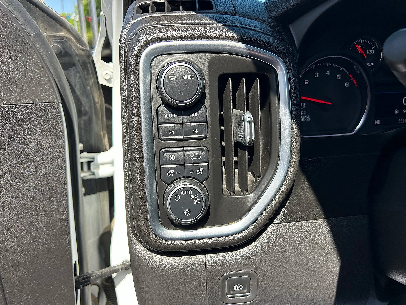 Used 2020 Chevrolet Silverado 1500 LT Trail Boss AWD/4WD image 13