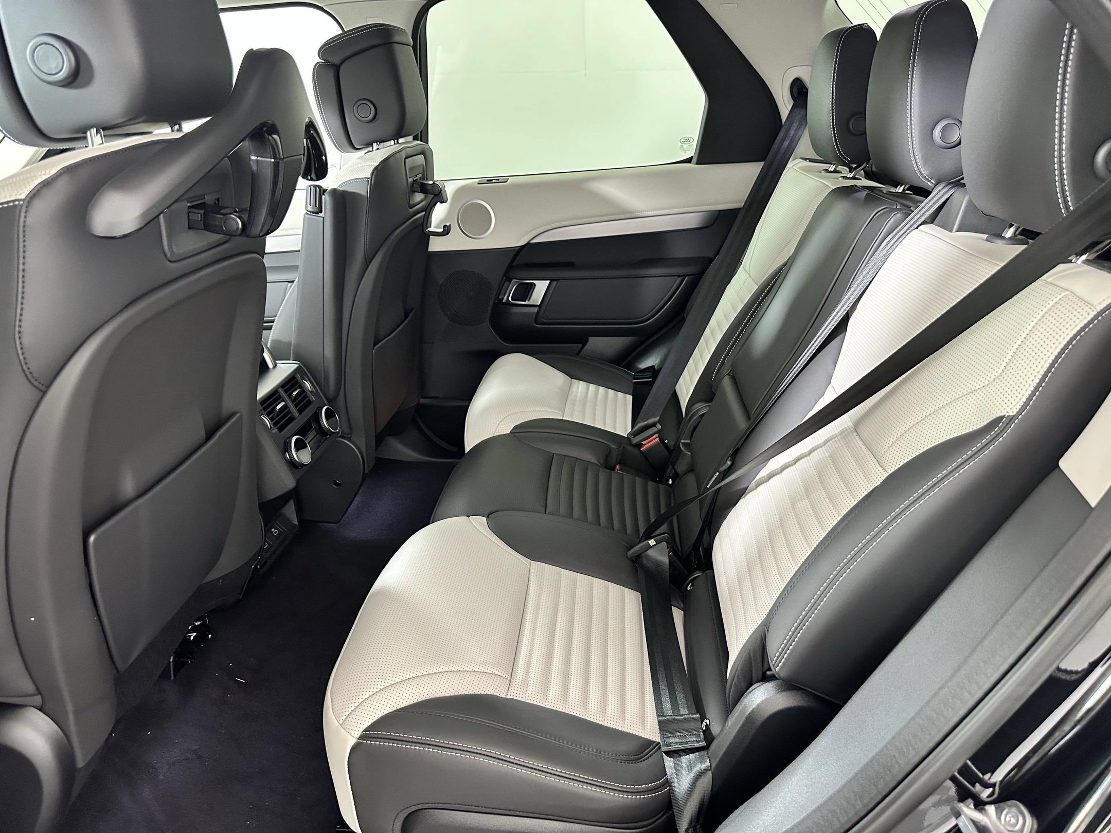 Used 2025 Land Rover Discovery Dynamic SE AWD/4WD image 11