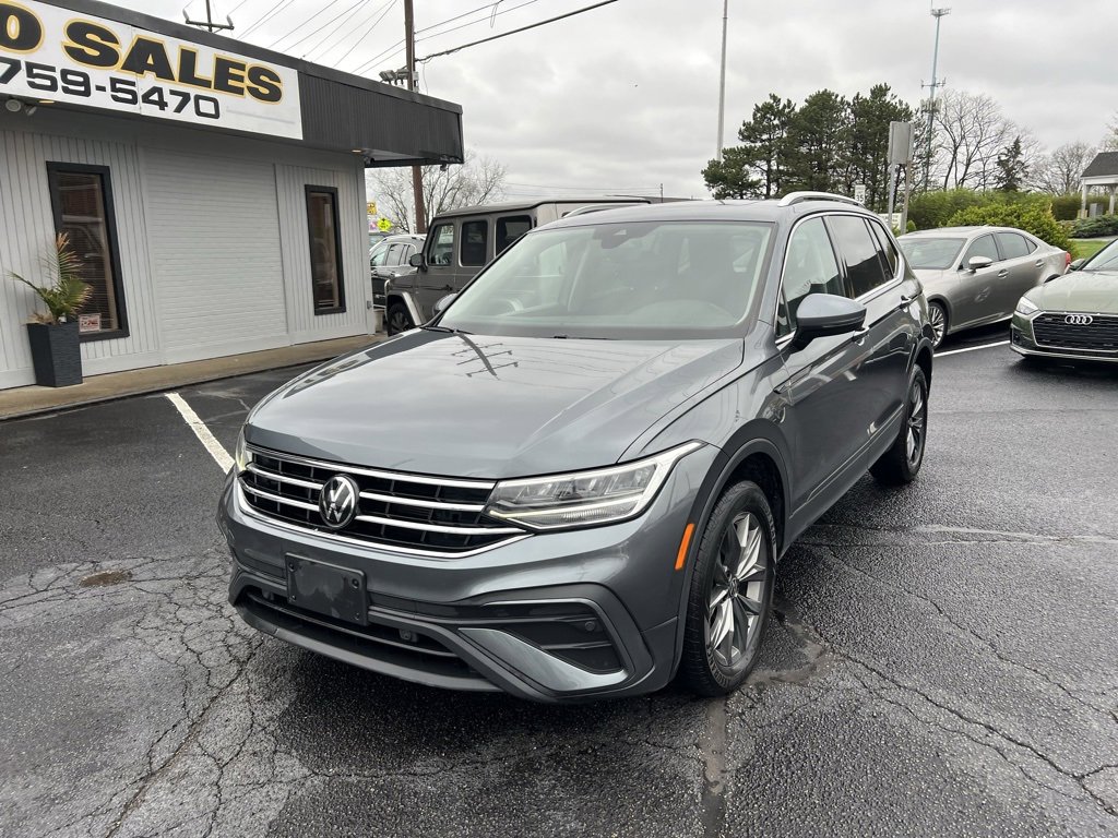 Used 2022 Volkswagen Tiguan SE w/ Panoramic Sunroof Package image 2