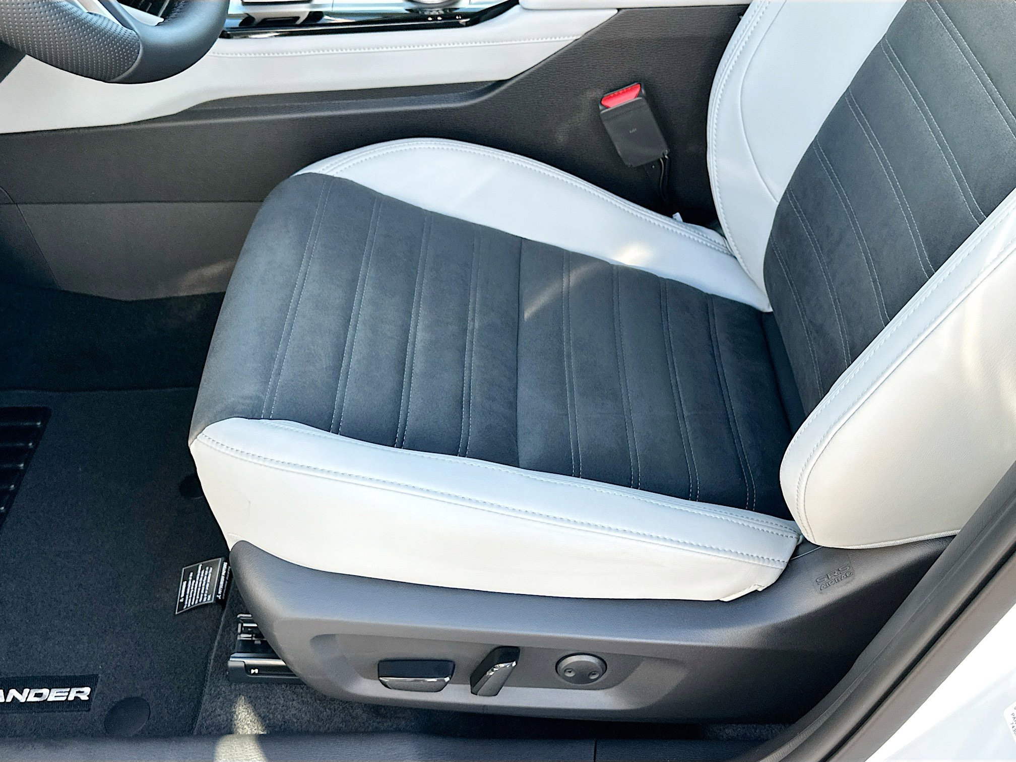 New 2025 Mitsubishi Outlander SE image 14