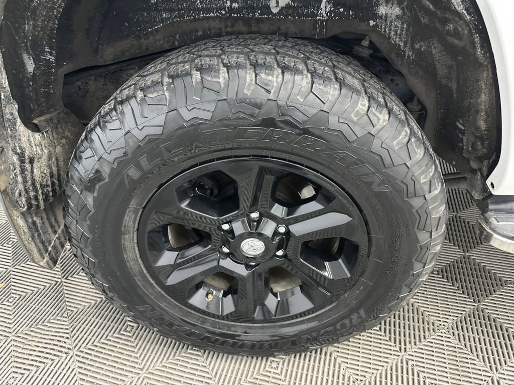 Used 2018 Toyota 4Runner SR5 AWD/4WD image 18